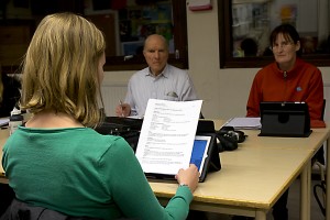 Sekreteraren läste rapporter och antecknade mötesbesluten i sin Ipad